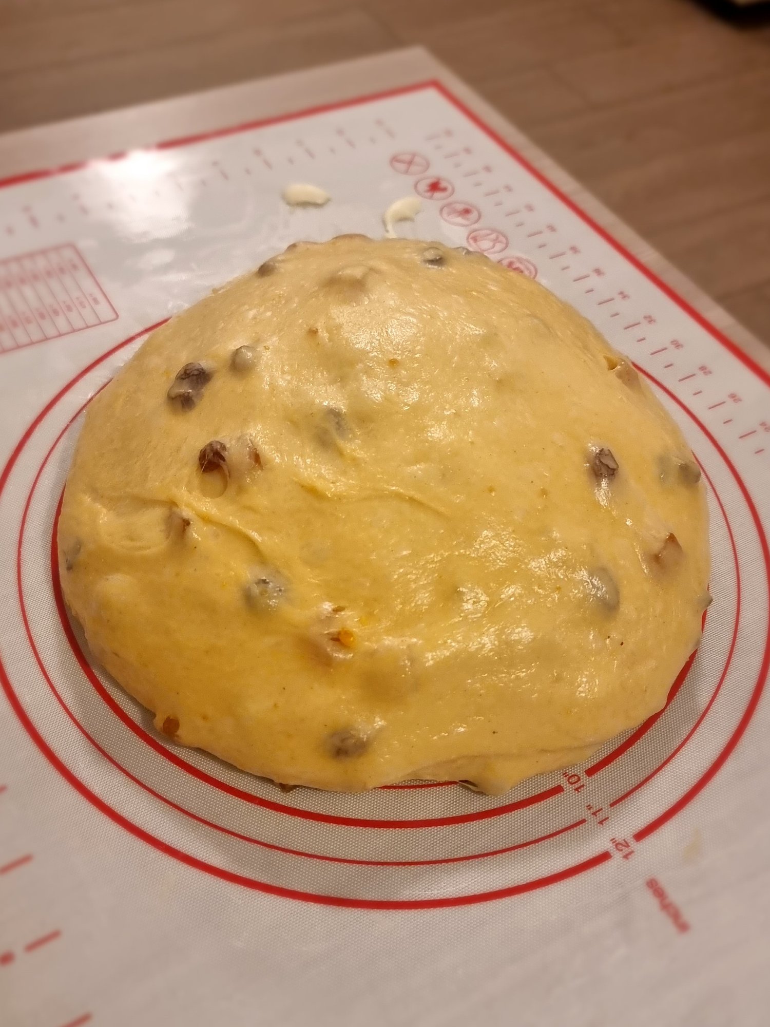 Impasto di panettone in lievitazione sul piano da lavoro
