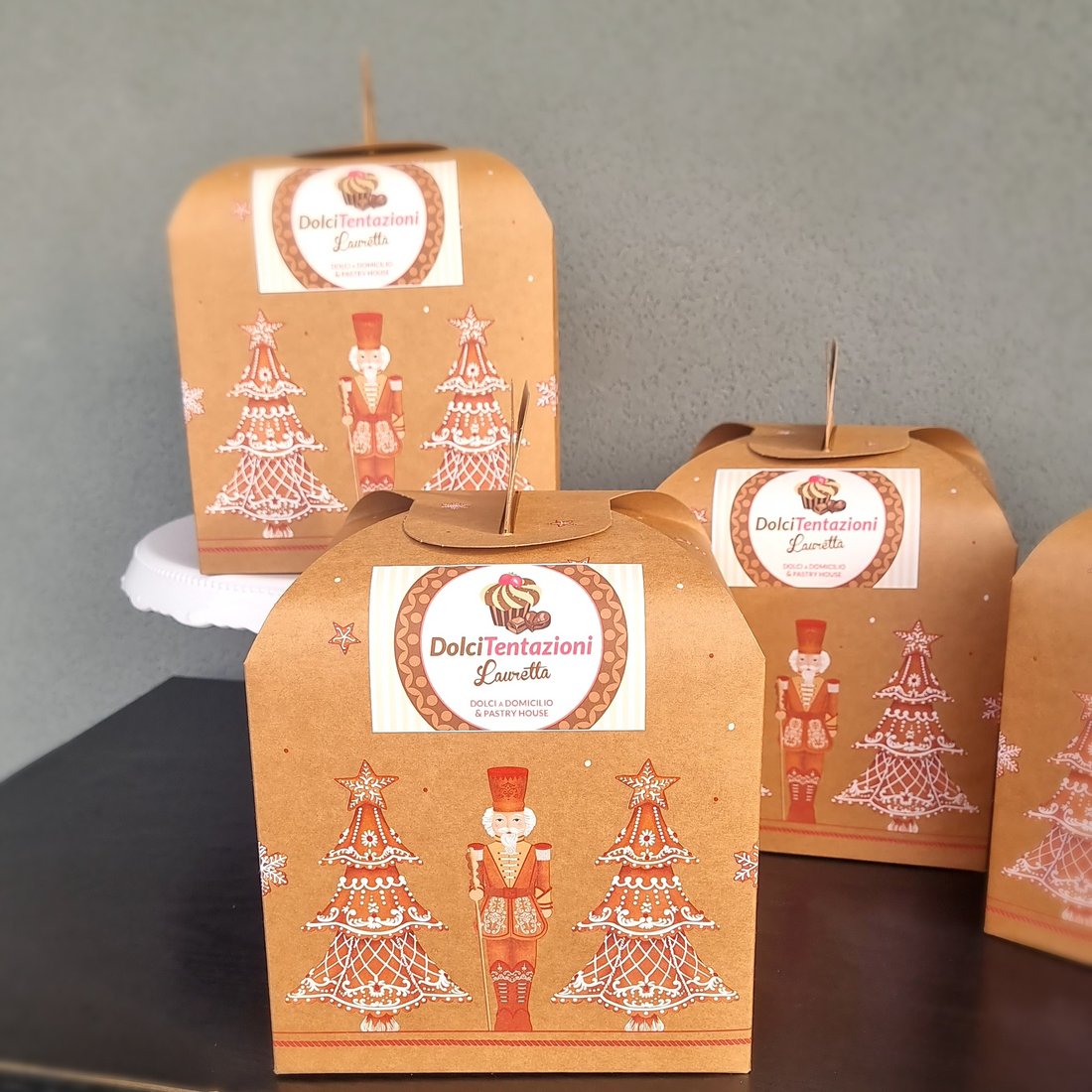 Panettoni in scatole di cartone con grafica natalizia